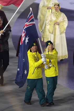 Cooper Woods et Danielle Scott remplissent leurs fonctions de porte-drapeaux australiens.