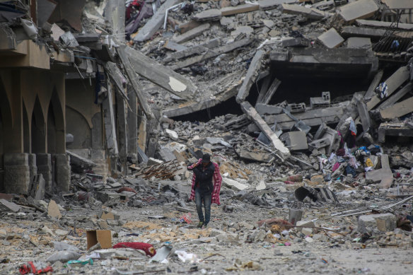 People inspect the damage and extract items from their homes in Khan Younis, in the south of the Gaza Strip.