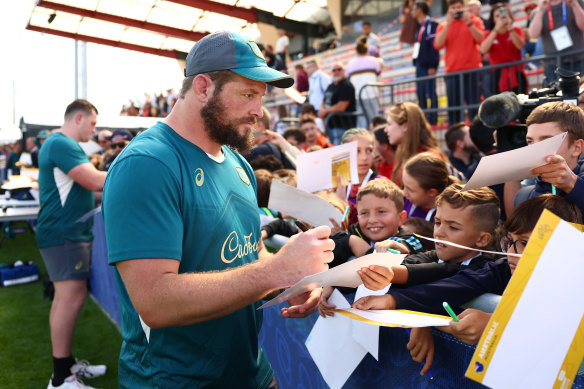 Wallabies prop James Slipper signs a few autographs in Saint-Etienne. 