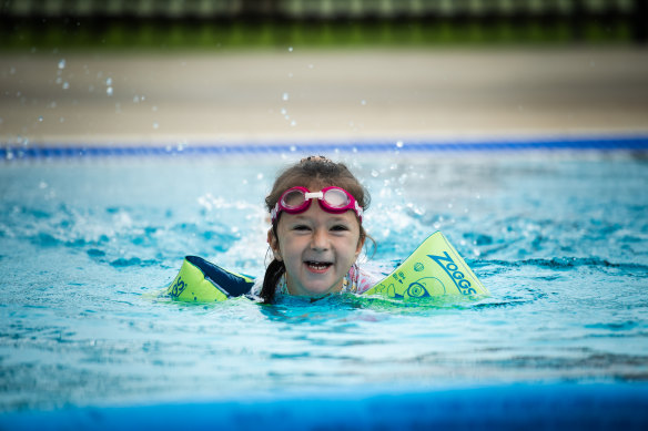  Emmylou Andren, 4, enjoys a splash in the local pool.