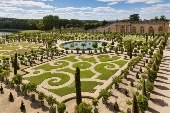 The gardens at Versailles, created by Louis XIV’s head gardener André Le Nôtre, were a symbol of status.
