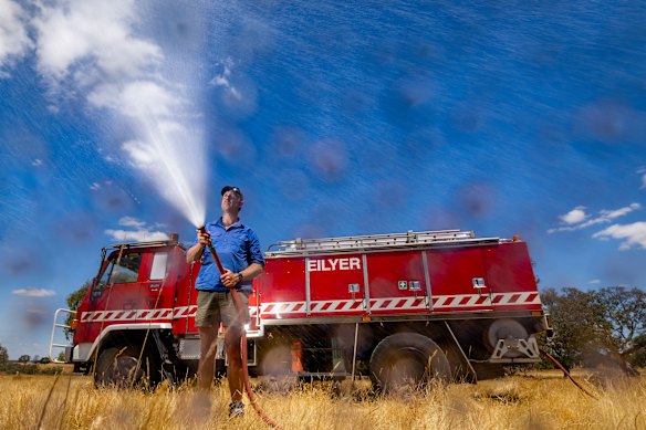 Michael Blackburn com um de seus ex-tanques CFA. Unidades privadas foram essenciais para deter os recentes incêndios vitorianos. 