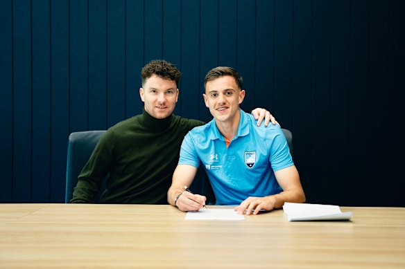 O diretor esportivo do Sydney FC, Alex Baumjohann, e Paul Okon jnr.