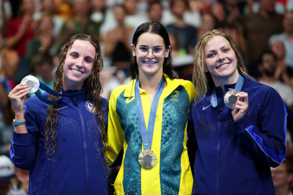 Gold medallist Kaylee McKeown with Regan Smith (left) and Katharine Berkoff (right). 