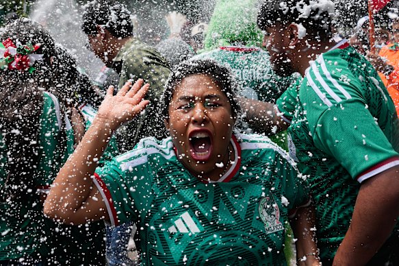 Cooling off at a watch party on Reforma Avenue in Mexico City.