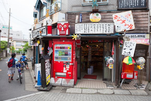 A store in Shibamata that sells traditional Japanese snacks, wrapped in nostalgia.