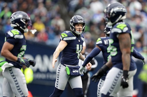 Michael Dickson jogando pelo Seattle Seahawks contra o Arizona Cardinals em 2024.