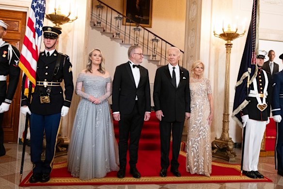 Jodie Haydon e o primeiro-ministro Anthony Albanese em um jantar de Estado oferecido pelo então presidente Joe Biden e sua esposa Jill Biden na Casa Branca em 2023.