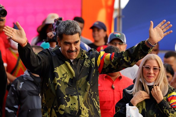 Il presidente Nicolás Maduro accompagnato dalla first lady Cilia Flores saluta i sostenitori durante un evento nel 2024.