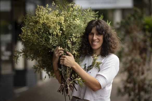  Sophie Wolanski from Muck Florals about to install some sustainable flowers at a store in Mosman ahead of Mother’s Day.