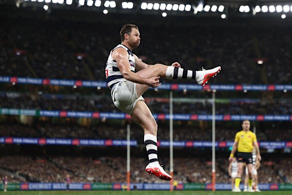 Patrick Dangerfield launches into a set shot.