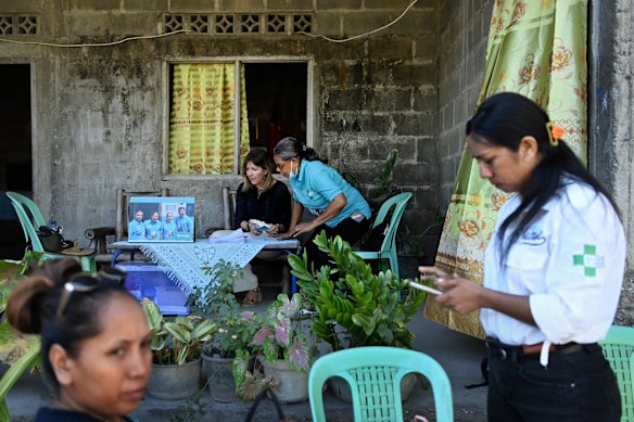 Professor Deborah Bateson (second left) talks with EPICC midwife Filomena Mendonca Espírito Santo at a medical outreach event in Vila Verde village.
