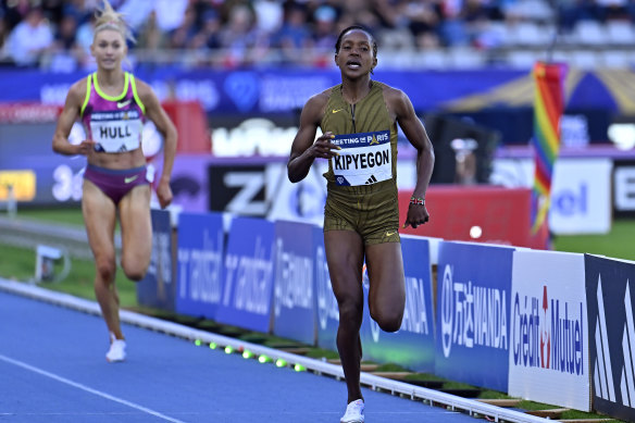 Faith Kipyegon just ahead of Jessica Hull in Paris on Sunday.