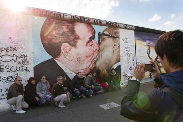 O “beijo socialista”.