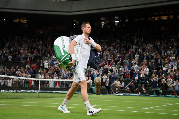 Andy Murray fell to American veteran John Isner in four sets.