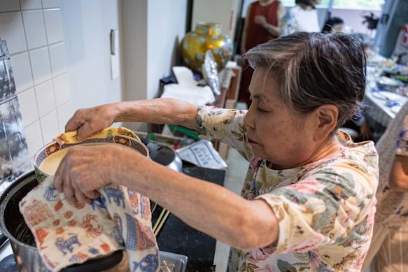 Cozinhar é um dos interesses que mantém Teramoto ativo apesar dos problemas de saúde.