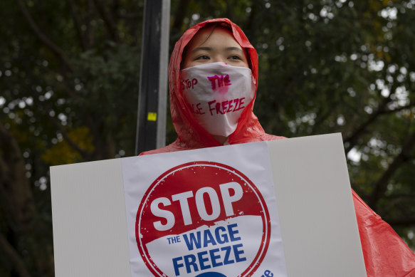 Nurses and midwives protested outside NSW Parliament House opposing the government's 12-month wage freeze.