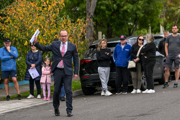 House prices in Melbourne are stabilising, pointing to the bottom of the market, some experts say.