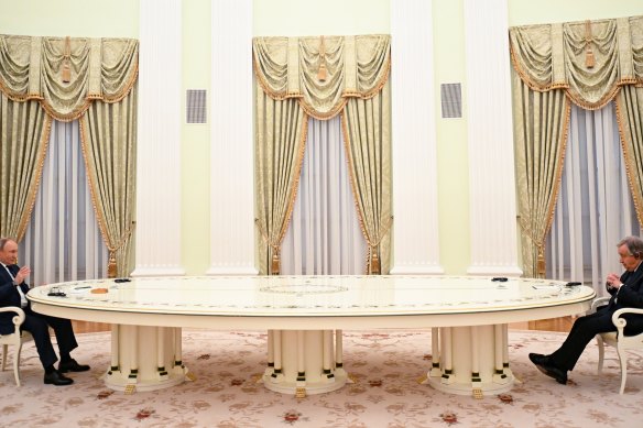 Russian President Vladimir Putin, left, sat at his long table with UN Secretary-General Antonio Guterres to discuss evacuations from Mariupol. 