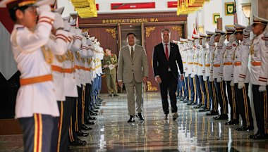 Il ministro della Difesa australiano Richard Marles con il ministro della Difesa indonesiano Sjafrie Sjamsoeddin dopo il loro incontro a Giakarta.