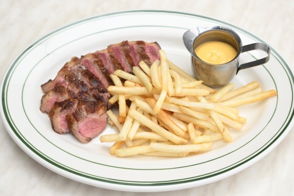 Steak frites with bearnaise.