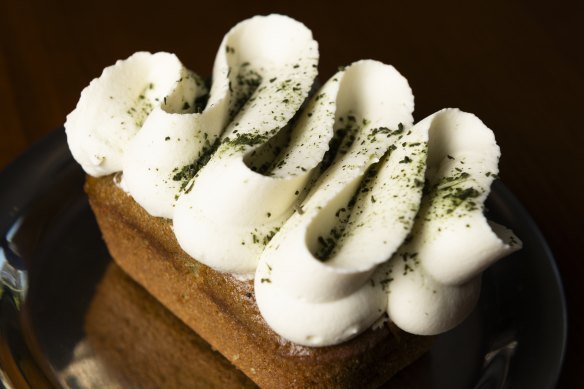The semolina, olive oil and basil cake.
