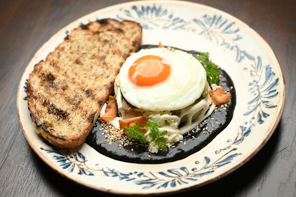 O pamonha com mole é servido no brunch com ovo estrelado (foto) e no jantar com frango no Maiz y Cacao.