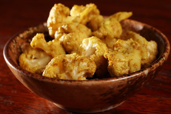 Roasted cauliflower is seasoned with two types of Japanese curry powder.