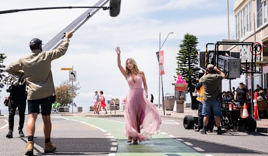 After the end of the Hollywood actors’ strike, Sydney Sweeney was back at Bondi Beach for additional filming on Will Gluck’s romantic comedy Anyone But You on Friday morning. 
