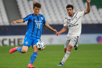 Victory’s Brandon Lauton, right, chases after Lee Chung-yong, left, of Ulsan Hyundai. 