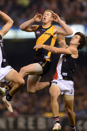 Jack Riewoldt flies for a mark.