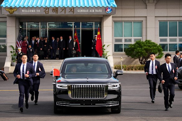 O presidente chinês, Xi Jinping, sai da reunião em Busan, na Coreia do Sul, em sua limusine presidencial.