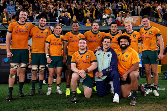 Wallabies pose for a team photo after their victory. 