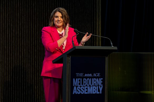 Kelli Underwood addresses the audience.