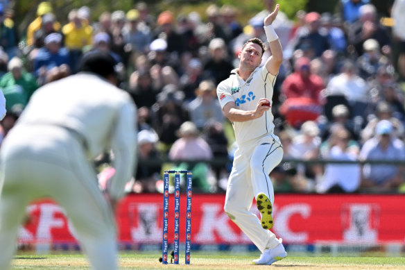 Matt Henry dismissed Mitchell Starc to claim his sixth wicket.