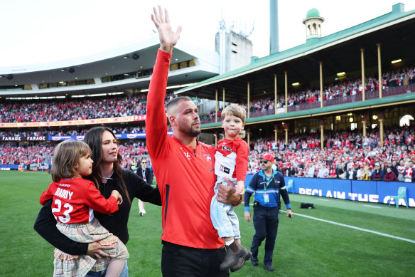 Lance “Buddy” Franklin takes a lap of honour at the Sydney Cricket Ground following his retirement.