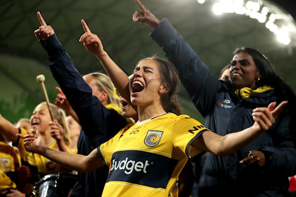 Isabel Gomez celebrates with Mariners fans.