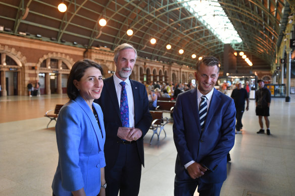Then-premier Gladys Berejiklian with Professor Andrew McNaughton and then-transport minister Andrew Constance, announcing the review in 2018.