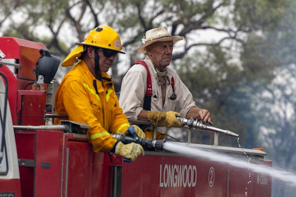 Uma equipe de bombeiros combate o incêndio de Longwood na quinta-feira.