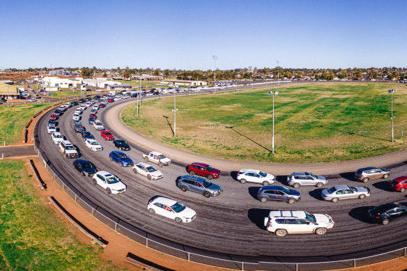 Cars queue for COVID-19 testing at the Dubbo showground on Friday.