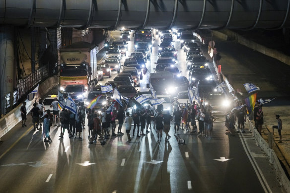 Demonstranci blokują autostradę podczas protestów. 