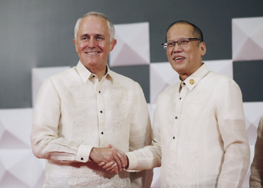 Australian Prime Minister Malcolm Turnbull, left, poses for a photograph with  Philippines President Benigno Aquino III at the welcoming dinner for the Asia-Pacific Economic Cooperation (APEC) summit in Manila, Philippines, 2015. 