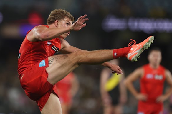 Jed Walter kicks a crucial goal for the Suns.