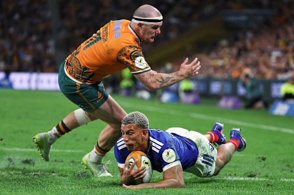 France's Aaron Grandidier-Nkanang scored a try despite efforts from Dylan Pietsch.