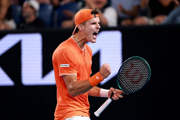Jakub Mensik de Chequia celebra ganar el segundo set contra Ethan Quinn de Estados Unidos.