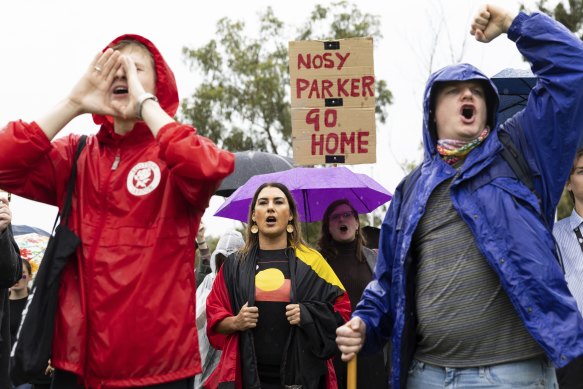 After the incident, Thorpe joined a counter-protest of trans-rights activists at the front of Parliament House. 