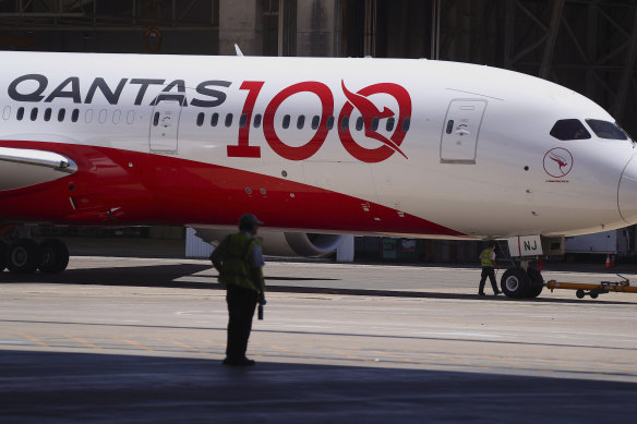 Qantas has again delayed the restart of its international network. 
