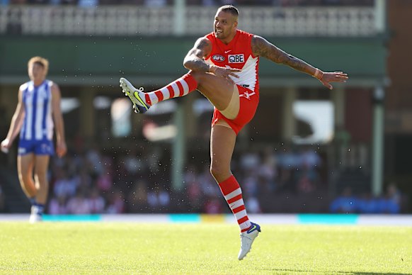 Lance Franklin kicks a goal before going off injured.