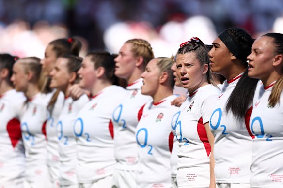 Zoe Harrison, da Inglaterra, canta o hino nacional antes da partida das Seis Nações entre Inglaterra e País de Gales.