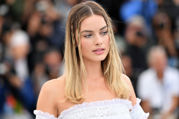 Creating tendril braids like Margot Robbie is easy.